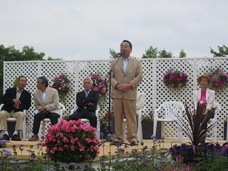 第28回恵庭花とくらし展のオープニングセレモニーで挨拶する原田市長の写真2