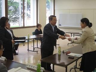 委嘱状を交付する原田市長の写真
