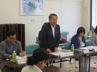恵庭市立保育所民営化に係る事業者選定委員会で挨拶をする原田市長の写真