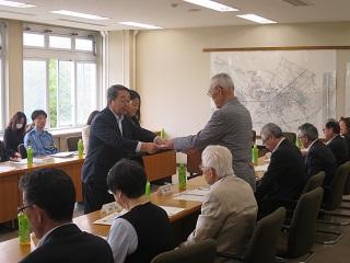 委嘱状を交付する原田市長の写真
