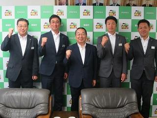 JR北海道硬式野球クラブの部長や監督らとの記念撮影の様子の写真