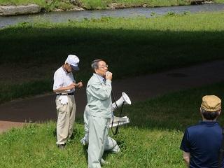 漁川河川敷の日の出橋付近で挨拶をする原田市長の写真