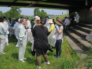 河川清掃参加者の方々の様子を写した写真