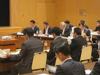 委員会に出席する原田市長の写真