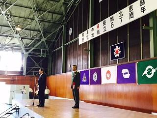 室内ステージにて挨拶をする原田市長の写真