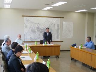 委員会で挨拶をする原田市長の写真