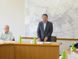 委員会で挨拶をする原田市長の写真