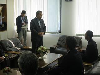 市役所を訪れた恵庭北高校の片岡校長と野球部の中川監督、伊地知主将を激励する原田市長の写真