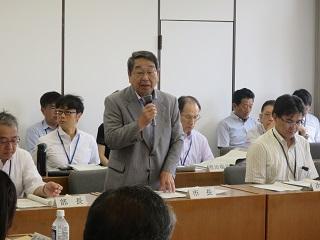 審議会にて挨拶をする原田市長の写真