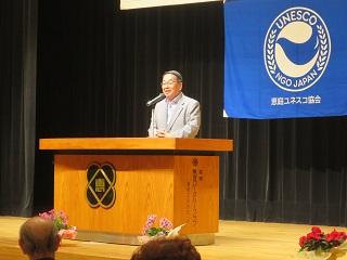会場のステージにて挨拶をする原田市長の写真
