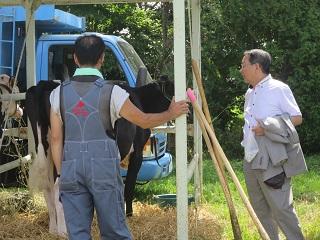 会場を回り、畜産の様子をみる原田市長の写真