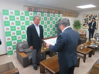 道央農業協同組合の松尾組合長へ感謝状を贈呈する原田市長の写真