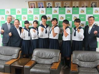 恵庭北高校陸上部員と並びガッツポーズで記念撮影をする原田市長の写真