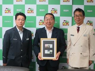武田駅長、小林駅長と並んで記念撮影をする原田市長の写真
