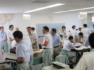 緊迫した雰囲気の中、職員へ指示を出す原田市長の写真
