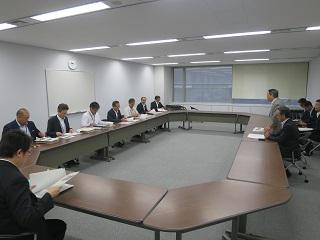 会議室にて要望内容について説明する原田市長の写真