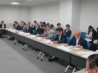 会議室で要望内容について説明する原田市長の写真