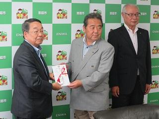 石上車両の石上社長から寄付を受領する原田市長の写真