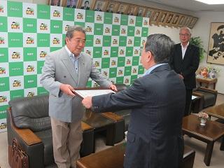 石上社長へ感謝状を贈呈する原田市長の写真