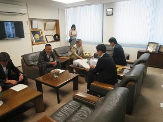 原田市長と掃部工場長らが歓談している写真