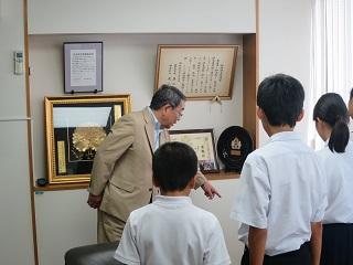 教育親善使節団へ和木町との姉妹都市について説明する原田市長の写真