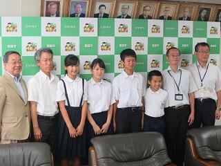 教育親善使節団と並び記念撮影する原田市長の写真