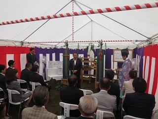 地鎮祭のテントの中で挨拶をする原田市長と出席者の写真