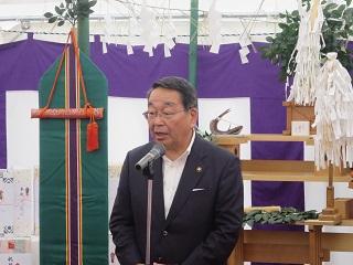 地鎮祭のテントの中で挨拶をする原田市長の写真