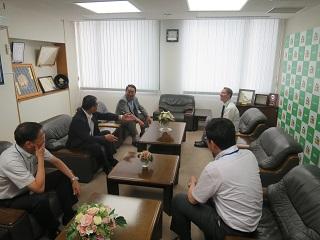 外国語指導助手のジョセフ・ベイリーさんと原田市長らが懇談している写真