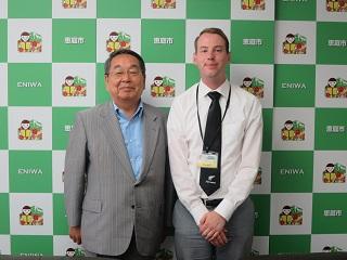 原田市長とジョセフ・ベイリーさんの記念写真