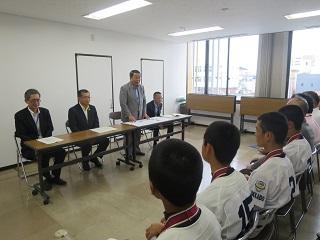 市役所を訪れた恵庭リトルシニア球団の選手へ挨拶をする原田市長の写真