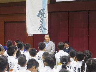 総合体育館で挨拶をする原田市長の写真