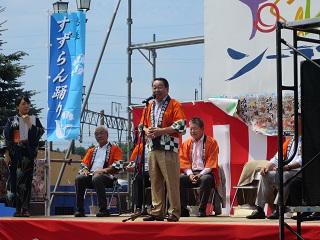 ししまつ鳴子まつりのステージで挨拶をする原田市長の写真