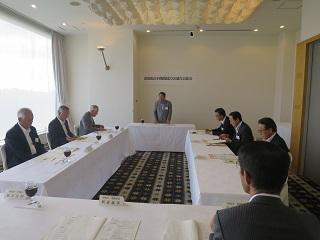 総会で挨拶をする原田市長と出席者の写真