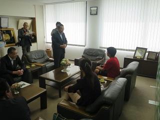 市役所を訪れた玉川実奈選手へ挨拶をする原田市長の写真