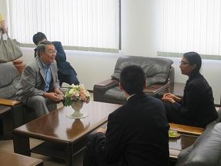 原田市長と着任した外国指導助手のコートニー・マーシュさんが懇談している写真