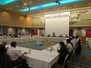 札幌市で開催された総会で挨拶をする原田市長と出席者の写真