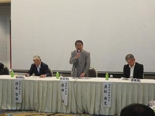 総会で挨拶をする原田市長の写真