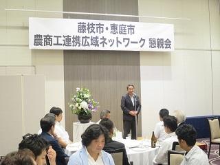 懇親会のステージで挨拶をする原田市長の写真