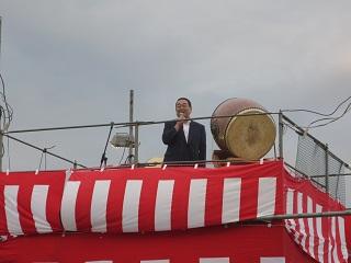 やぐらの上で挨拶をする原田市長の写真