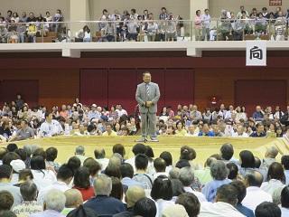 16年ぶりに開催された大相撲恵庭場所の土俵で挨拶をする原田市長と大勢の相撲ファンの写真