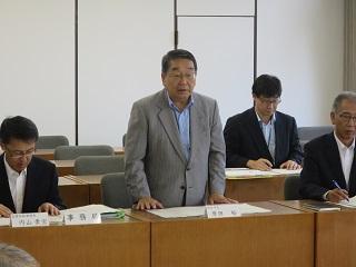 審議会で挨拶をする原田市長の写真
