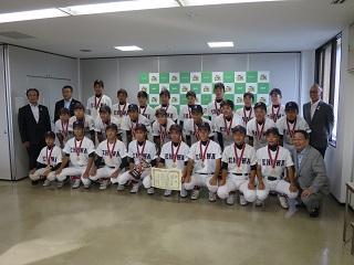 賞状とメダルを持つ恵庭リトルシニア球団の選手たちと原田市長の記念写真