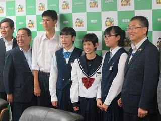原田市長と選手らが横に並んだ記念写真