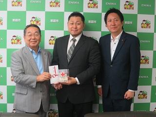 集められた募金を手にする原田市長と酒井代表、恵庭市議会の早坂議員の写真