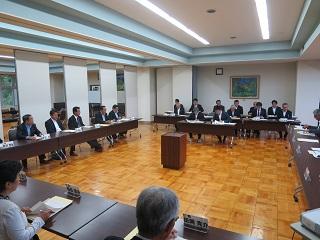 北広島で開催された定例会で座席に座っている出席者らの写真
