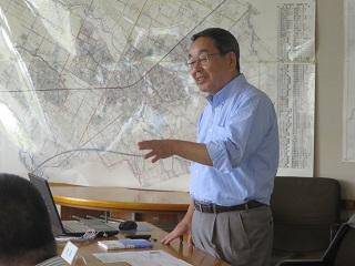 恵庭市のまちづくりについて説明する原田市長の写真