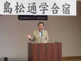 開会式の檀上で挨拶をする原田市長の写真