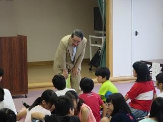 合宿に参加した子ども達へ声を掛ける原田市長の写真