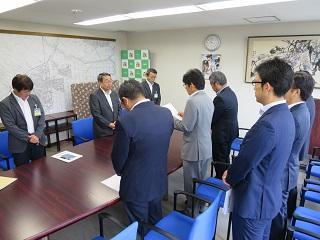要望書を読み上げる恵庭建設業協会と原田市長の写真